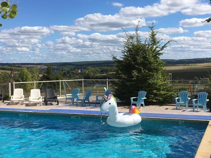 Location de vacances pour 4 personnes, avec Terrasse ainsi que Jardin et Piscine à Andryes