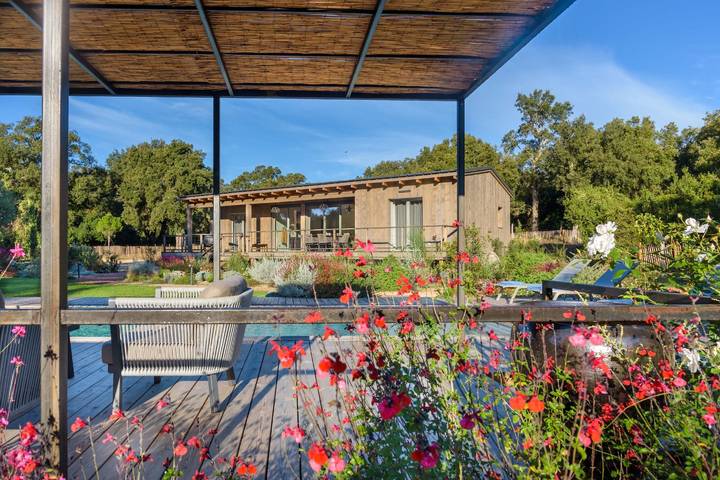 Location de vacances pour 4 personnes, avec Balcon et Terrasse ainsi que Jardin et Piscine à Lecci