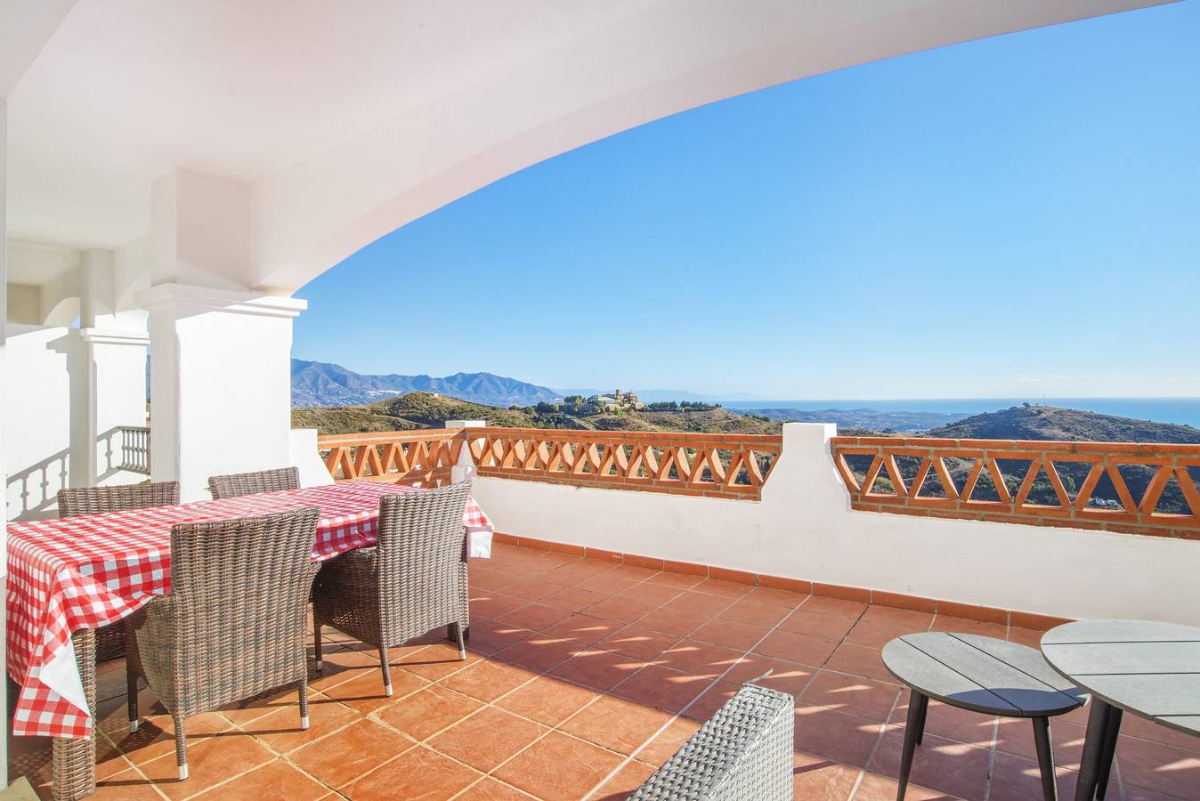 Geheel appartement, Vakantieappartement "Astonishing view modern apartment" met gemeenschappelijk zwembad & Wi-Fi in Urbanizacion Calahonda, Mijas