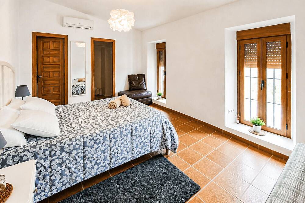 Gorgeous home in Pizarra with private swimming pool, can be inside or outside in Pizarra, Provincia de Málaga