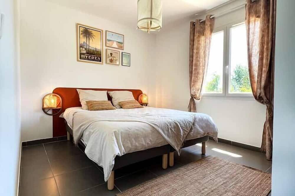 Villa with swimming pool for 12 people near hyères. in La Crau, Toulon region