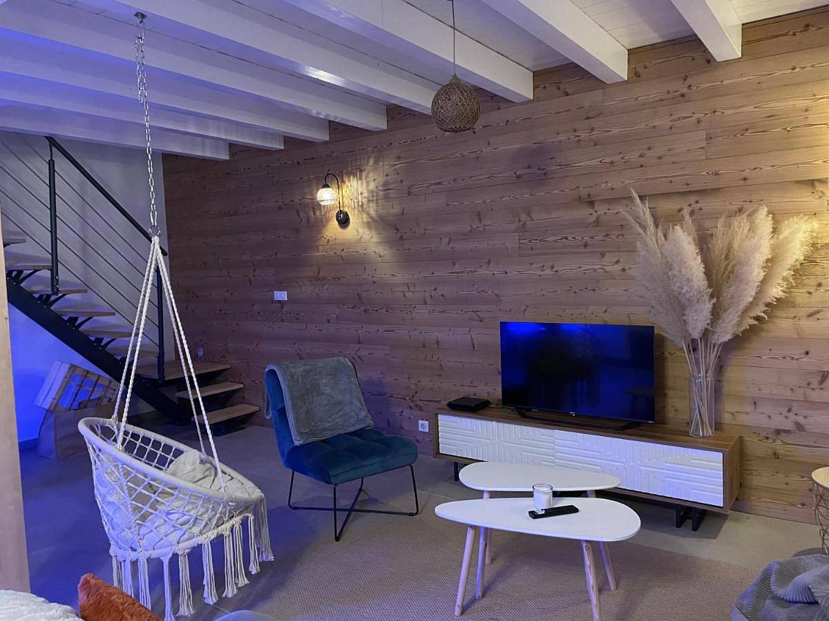 Three-Bedroom House in Savigny, Région de Saint-Julien-en-Genevois