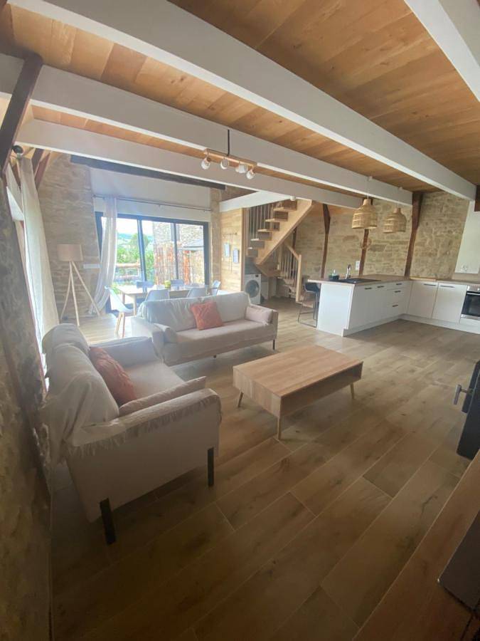 Location de vacances pour 6 personnes, avec terrasse ainsi que vue et jardin à Coubisou - 3