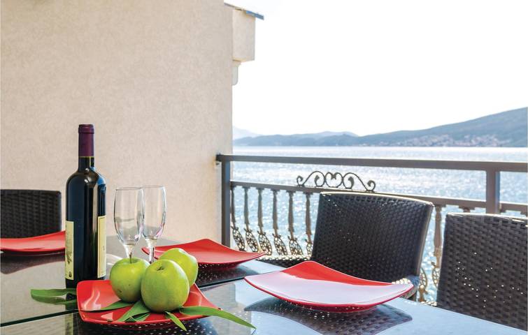 Ganze Ferienwohnung, Ferienwohnung für 6 Personen mit Terrasse in Baošići, Boka Kotorska