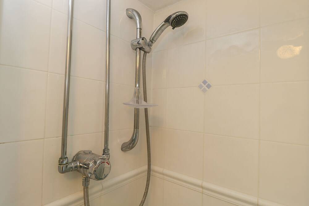 Athelstan Cottage, pet friendly, with open fire in Stroud in Stroud, Gloucestershire