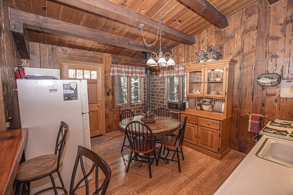 Klassische, Cozy 2br Tahoe Kabine mit Woodsy Einstellung. Gehen Sie zu Sunnyside, eine Erfahrungen! in Tahoe City, Placer County