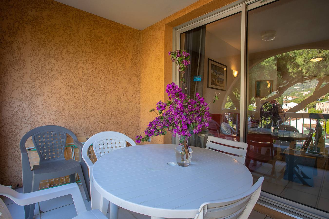 Appartement entier, Appartement "Cavalaire Sur Mer" avec terrasse privée, piscine partagée et Wi-Fi in Cavalaire-sur-Mer, Région de Draguignan
