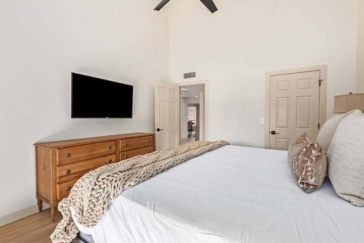 Vacation rental for 4 people, with hot tub and pool as well as yard, with pets in McCormick Ranch