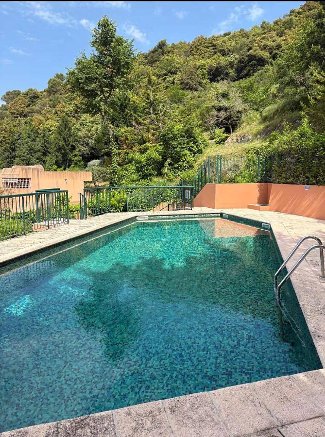 Appartement de vacances pour 4 personnes, avec balcon ainsi que piscine et vue
