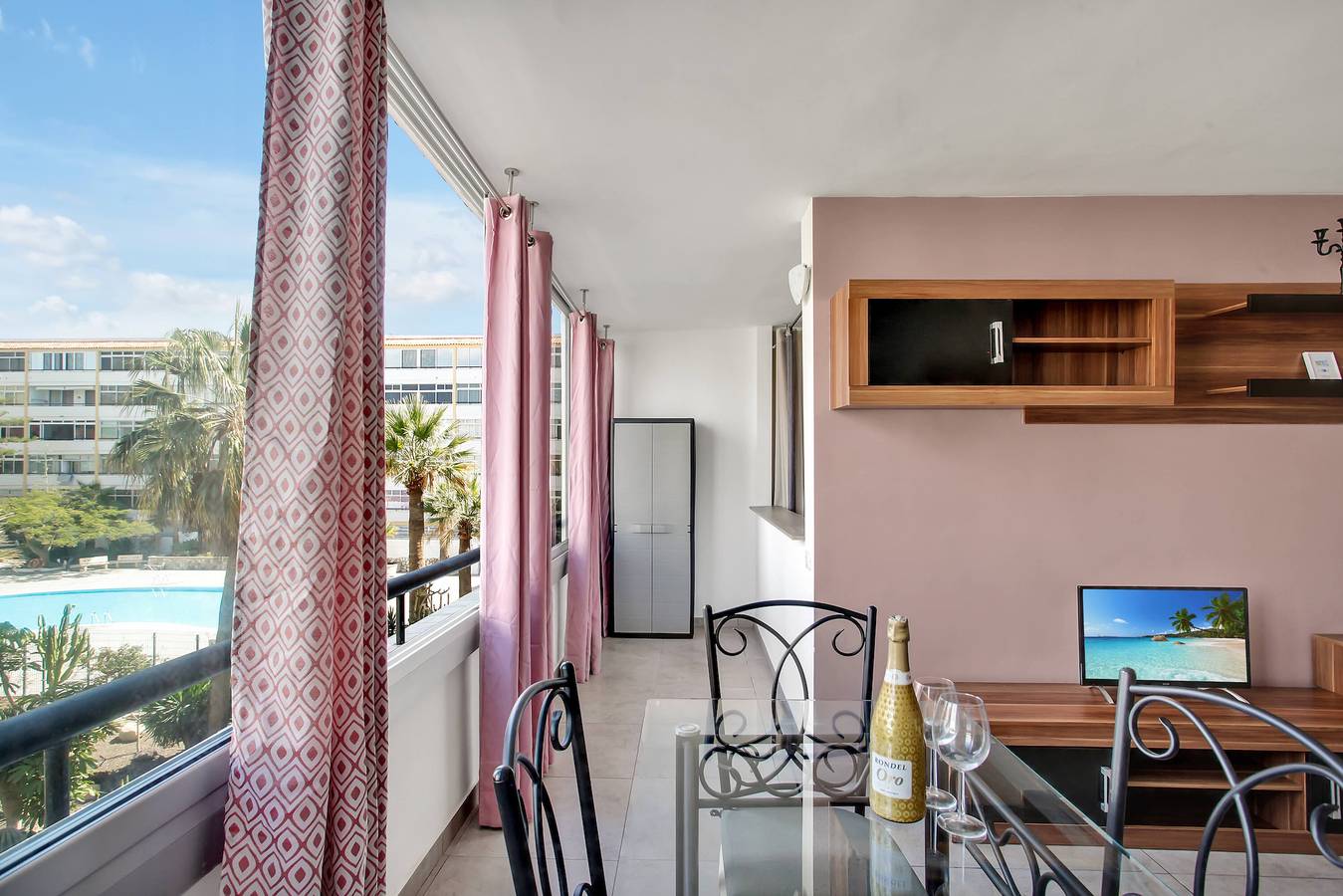 Apartamento inteiro, Férias 'Chasna' com Piscina Partilhada, Jardim Partilhado e Wi-Fi in Costa del Silencio, Arona