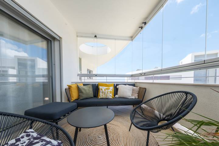 Apartamento de férias para 4 pessoas, com piscina infantil e varanda e ainda vista para o mar no Algarve
