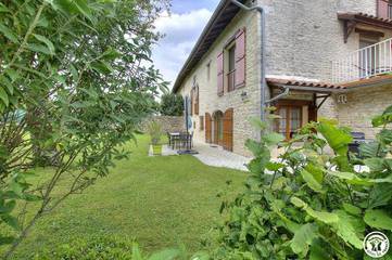 Gîte pour 4 personnes, avec terrasse ainsi que jardin et piscine à Ramasse