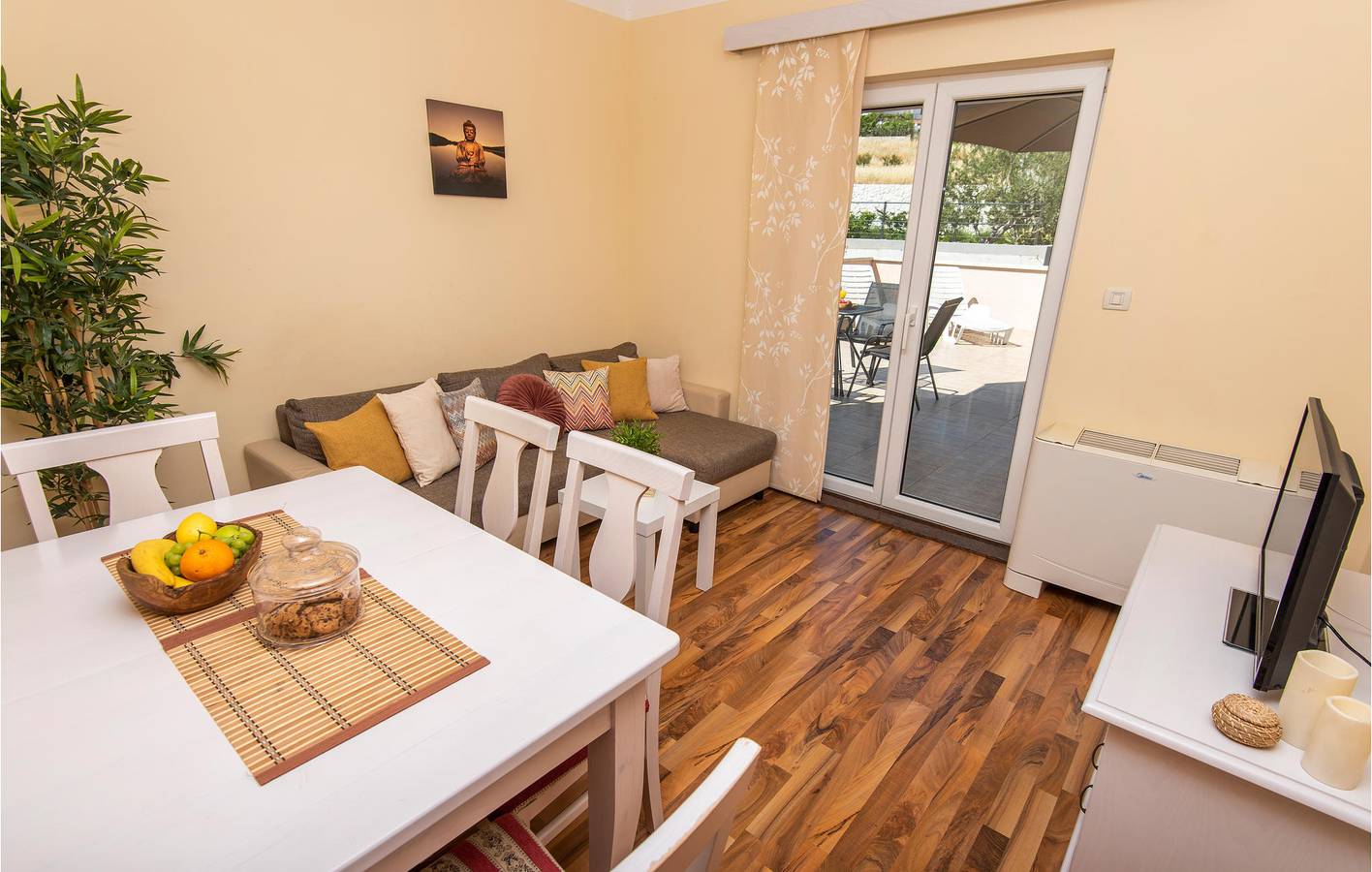 Entire holiday apartment, Cozy Apartment with Terrace, Wi-Fi & Parking, 1km to the Beach in Podstrana, Split-Dalmatia