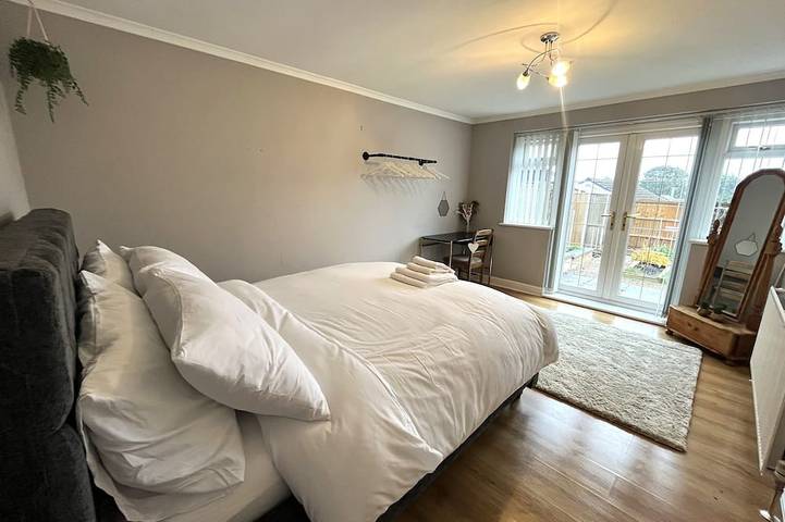 Escape to our tranquil 3-bedroom bungalow in Wakefield, Entire home. in Wakefield, West Yorkshire