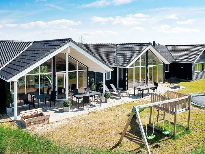 Ferieudlejning for 18 personer, med pool og sauna såvel som jacuzzi og terrasse, husdyr tilladt i Klegod