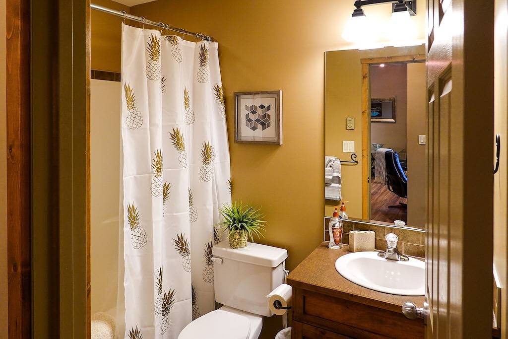 Ganze Wohnung, Location Location!! 2bd2ba Condo in the heart of Downtown Invermere! in Kootenay-Nationalpark