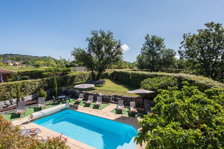 Gîte pour 10 personnes, avec piscine