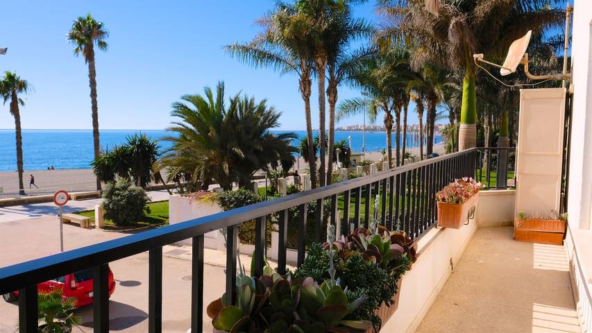 Geheel appartement, Appartement 'Beach Panorama Caleta' aan zee met airconditioning in Urbanización Villa del Mar, Vélez-Málaga