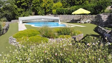 Location de vacances pour 2 personnes, avec jardin et piscine à Roquecor