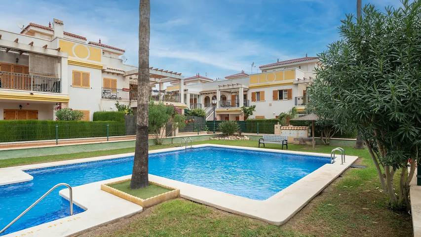 Ferienhaus für 6 Personen, mit Terrasse und Pool - 1