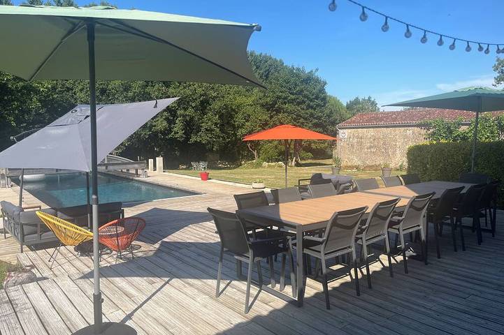 Location de vacances pour 15 personnes, avec piscine à Saint-Jean-de-Beugné