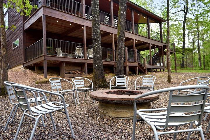 Log cabin for 16 people, with terrace and hot tub in Broken Bow