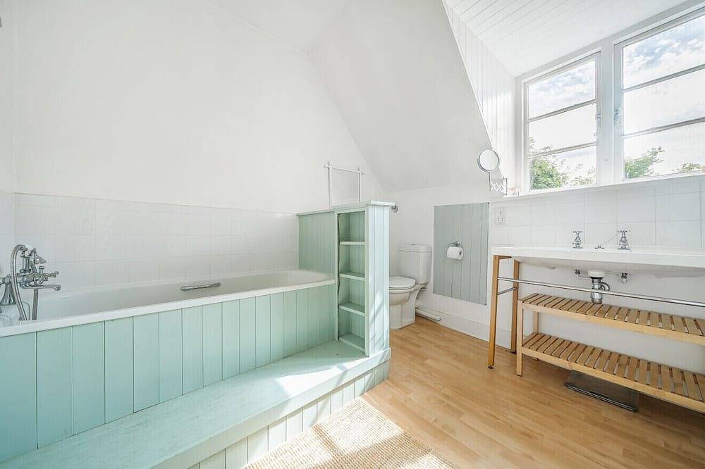 Spacious, historic cottage near town and country. in Kings Worthy, South Downs