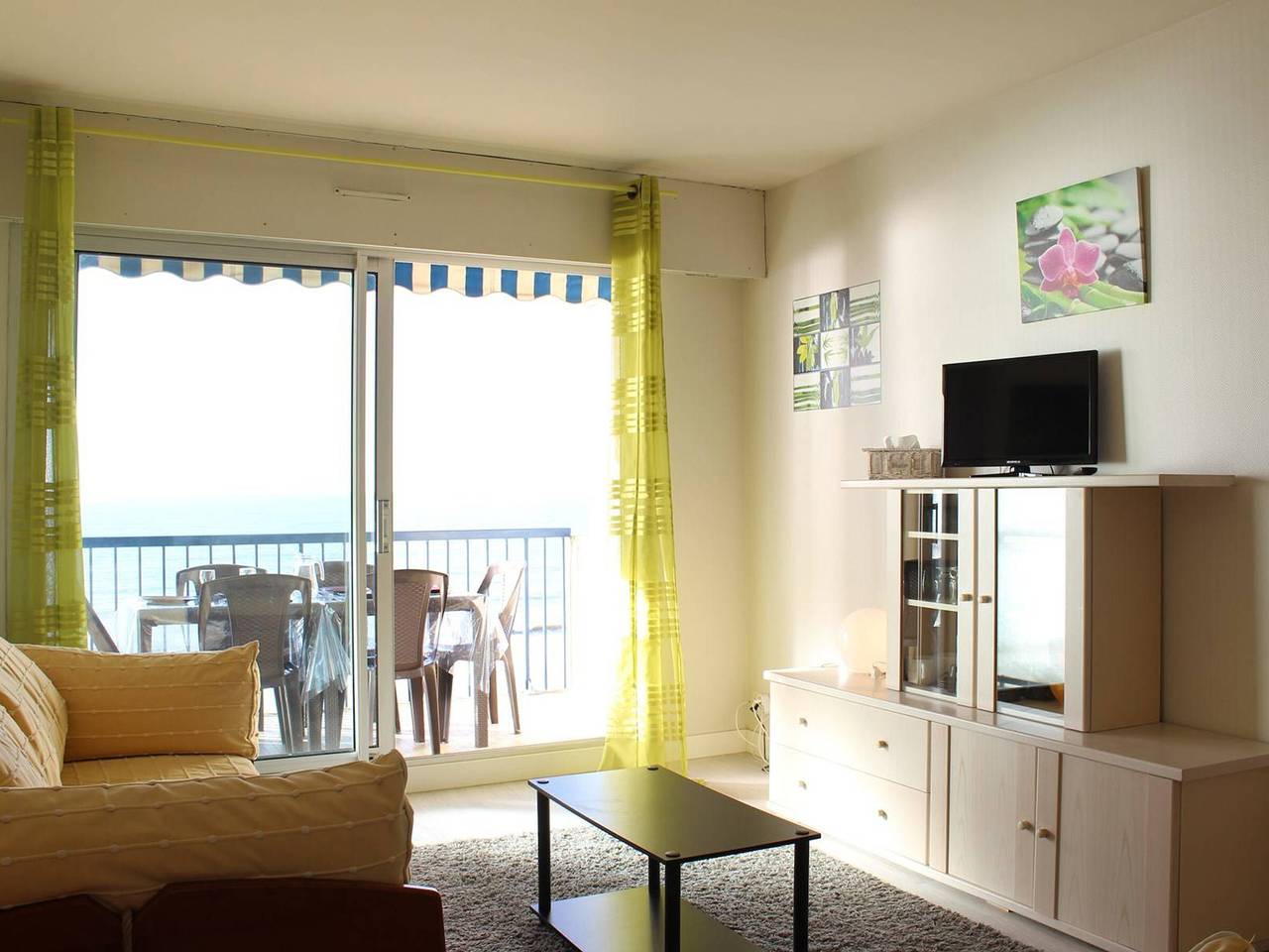 Entire apartment, Seafront 2-Room Apartment with Terrace, Parking, and Wifi - La Baule in La Baule-Escoublac, Côte d'Amour