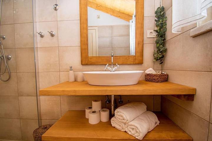 Location de vacances pour 6 personnes, avec piscine et jardin, animaux acceptés à Tinjan - 2