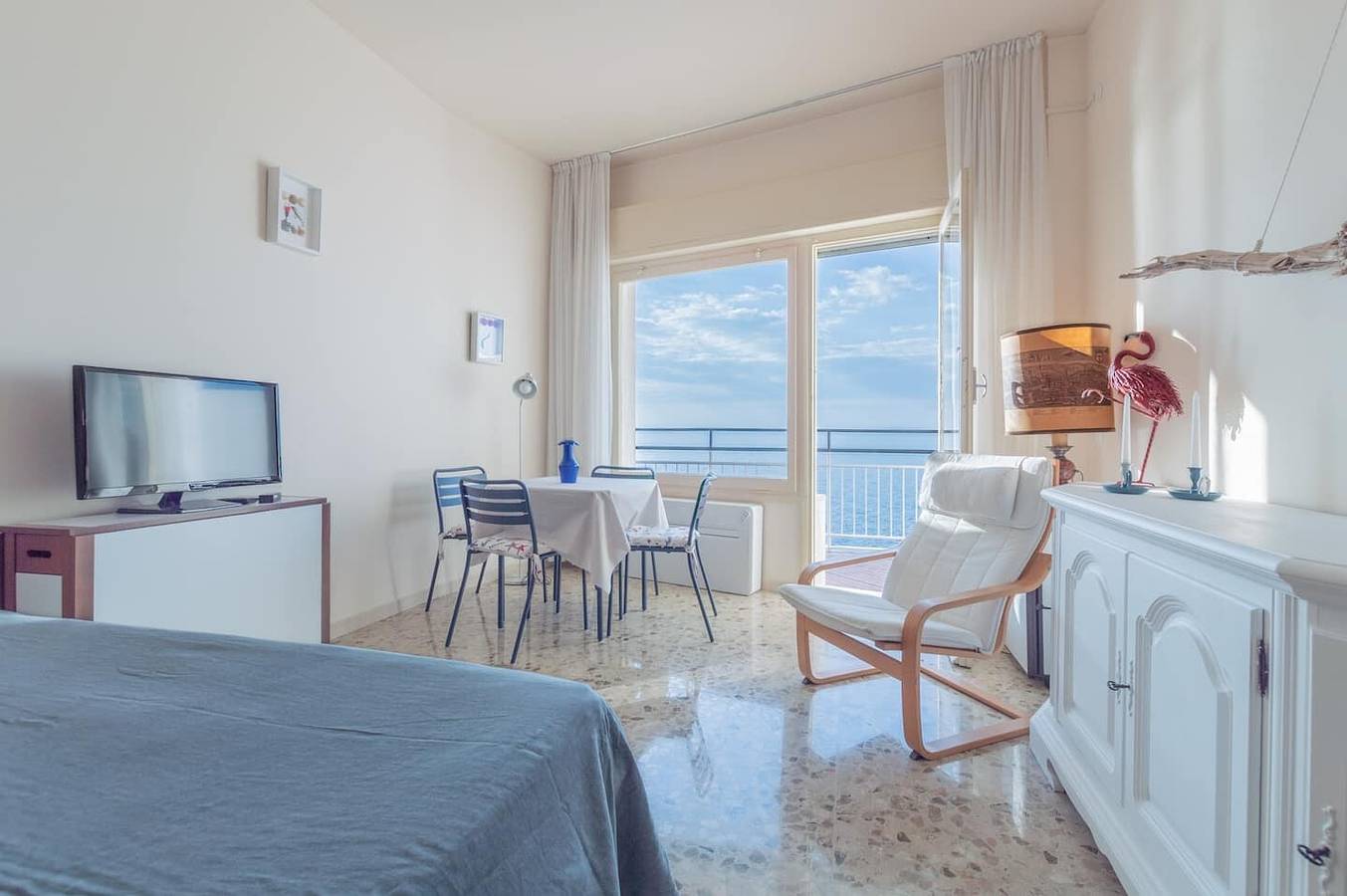 Hel lägenhet, Apartment "La Finestra Sul Mare" with Sea View, Terrace, Air Conditioning and Wi-Fi in Ospedaletti, Ospedaletti Kommun