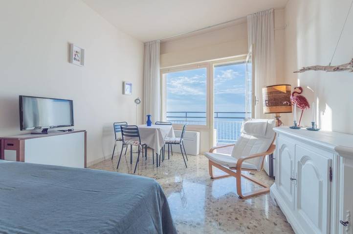 Ganze Wohnung, Wohnung "La Finestra Sul Mare" mit Meerblick, Terrasse, Klimaanlage und Wlan in Ospedaletti, Ospedaletti Gemeinde