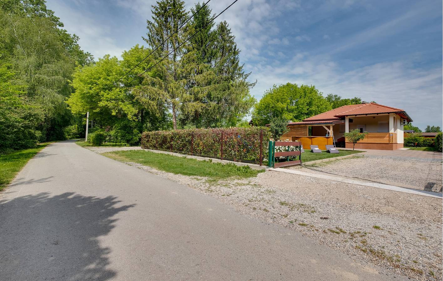 Charmante Ferienwohnung mit Pool, WLAN und Zugang zum Fluss – der perfekte Urlaubsort! in Sisak-Moslavina