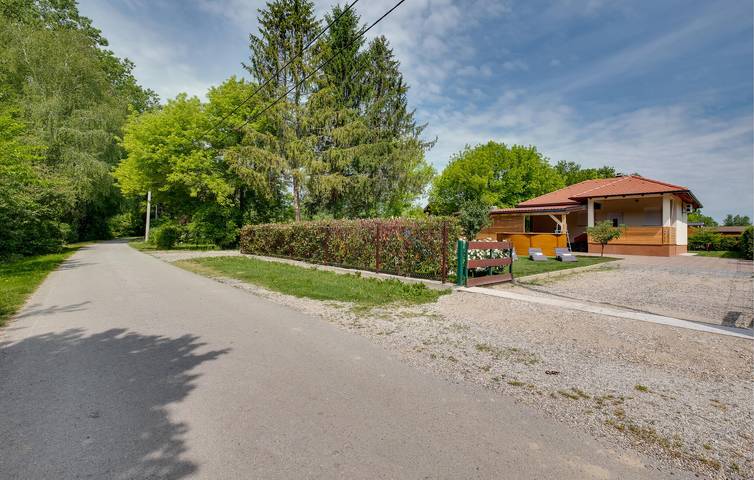 Charmante Ferienwohnung mit Pool, WLAN und Zugang zum Fluss – der perfekte Urlaubsort! in Sisak-Moslavina