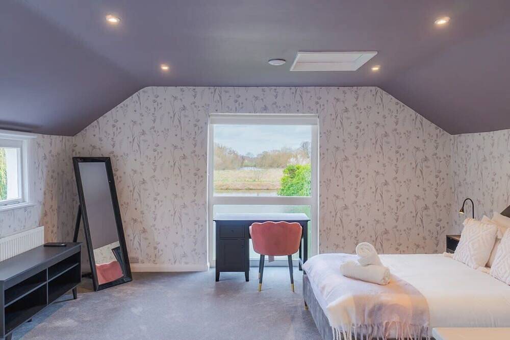 Riverside Retreat with Private Sauna in Windsor, Berkshire