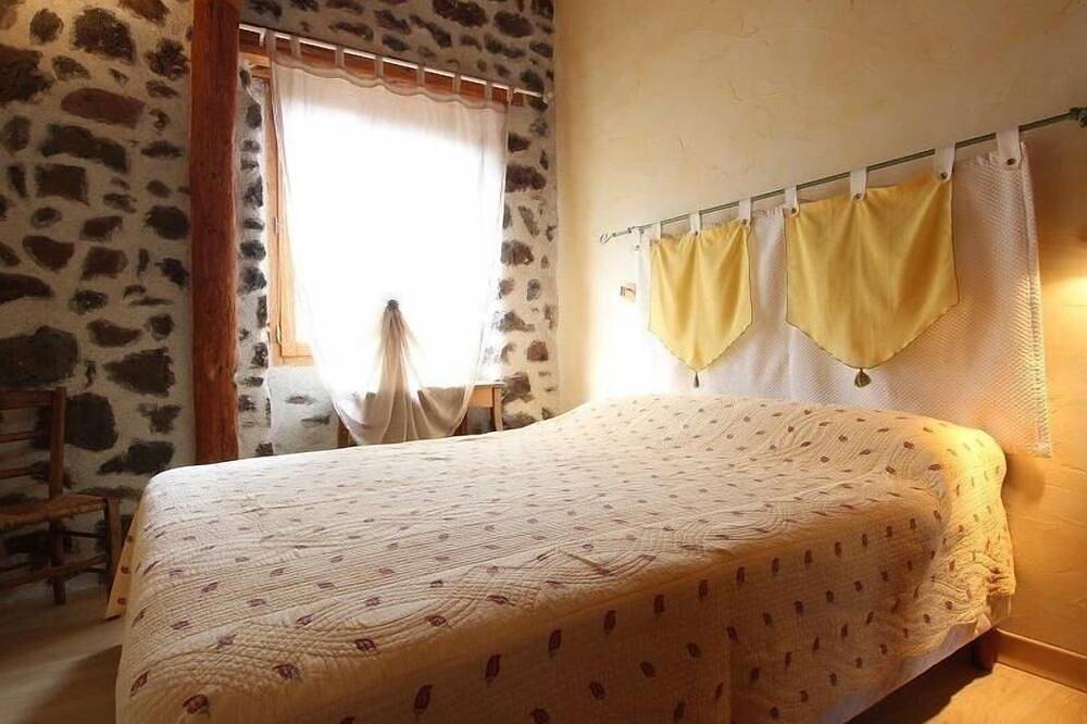 Gîte à la ferme à Saint-Christophe-sur-Dolaison avec terrasse et chambres privatives in Saint-Christophe-sur-Dolaison, Haute-Loire