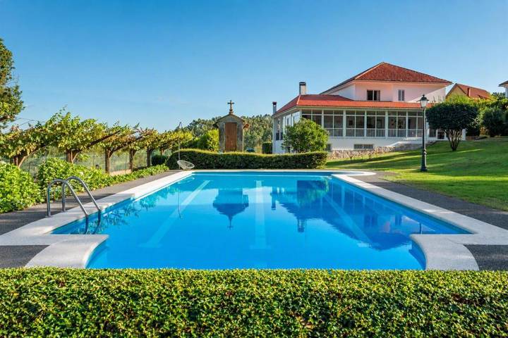 Chalet para 15 personas, con Balcón y Terraza además de Jardín y Piscina en Santiago de Compostela