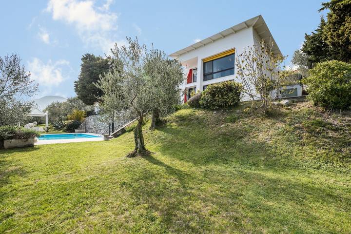 Villa for 7 people, with garden and balcony in Lake Garda