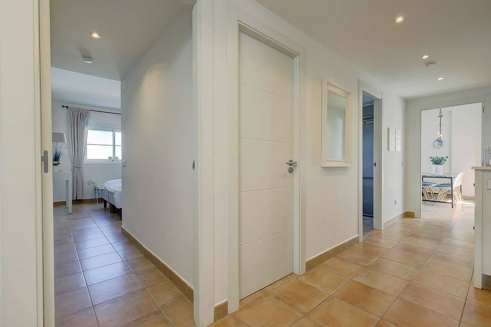 Apartamento entero, Un ático moderno (110 m2) con vistas al mar y a la piscina, 3 dormitorios y 2 baños. in La Alcaidesa, San Roque