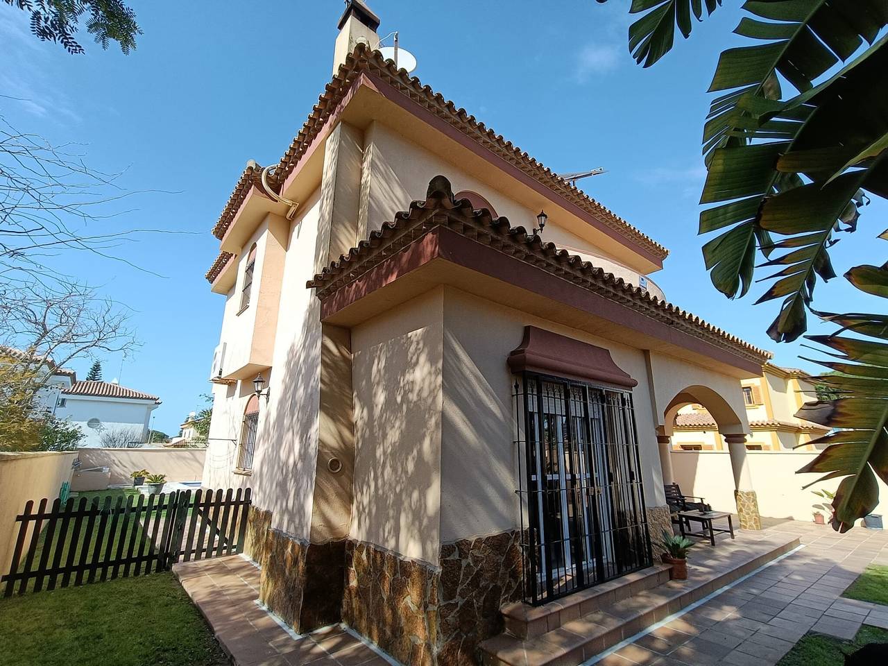 Villa 'Sol y Sal' with Private Pool, Terrace, and Wi-Fi in Playa La Barrosa, Chiclana de la Frontera