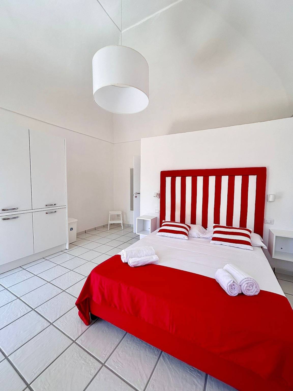 Ganze Wohnung, Apartment „Red Room“ mit Bergblick, Wlan und Klimaanlage in Meta, Sorrento Coast