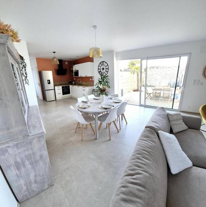 Location de vacances pour 6 personnes, avec vue et jardin à Périgny