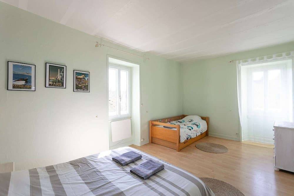 Bastide Village Retreat in Montfaucon in Montfaucon (Lot), Quercy