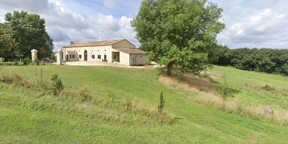 Location de vacances pour 18 personnes, avec vue ainsi que piscine et jardin à Plieux