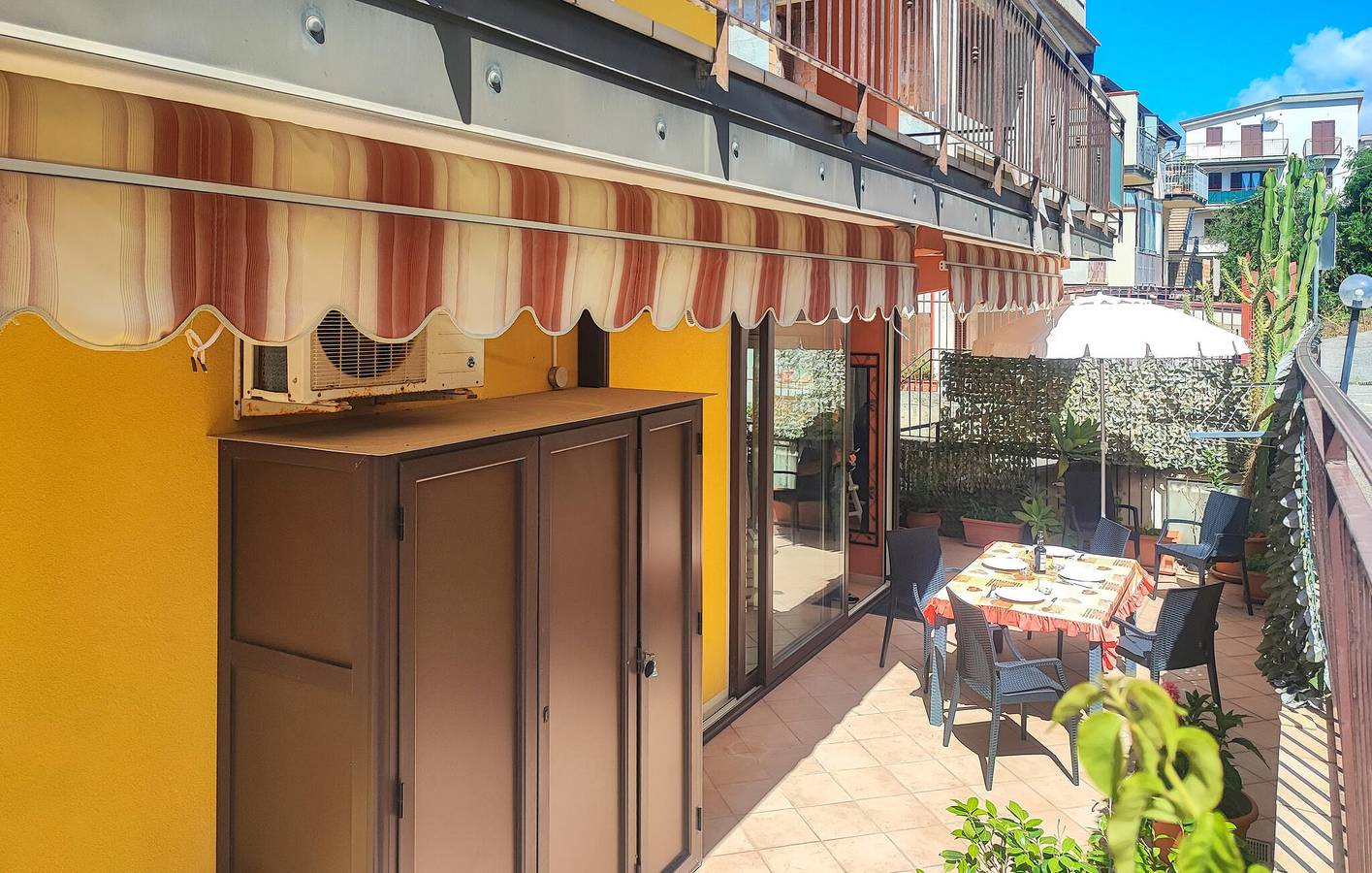 Ganze Ferienwohnung, Gemütliche Ferienwohnung mit WLAN, Klimaanlage und Parkplatz, 1,5 km vom Strand Pietrarossa entfernt in Marina di Caronia, Caronia