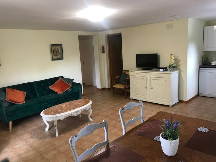 Apartamento entero, Gite Le Lot con piscina compartida, terraza común y Wi-Fi in Lédat, Región de Villeneuve-sur-Lot