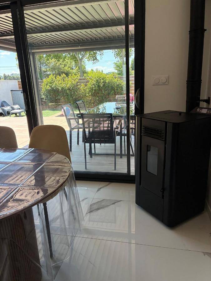 Location de vacances pour 6 personnes, avec vue ainsi que jardin et piscine à Plaissan - 3