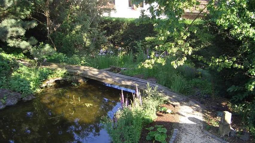 Ferienwohnung für 3 Personen, mit Terrasse und Garten sowie Pool und Sauna in Kindenheim