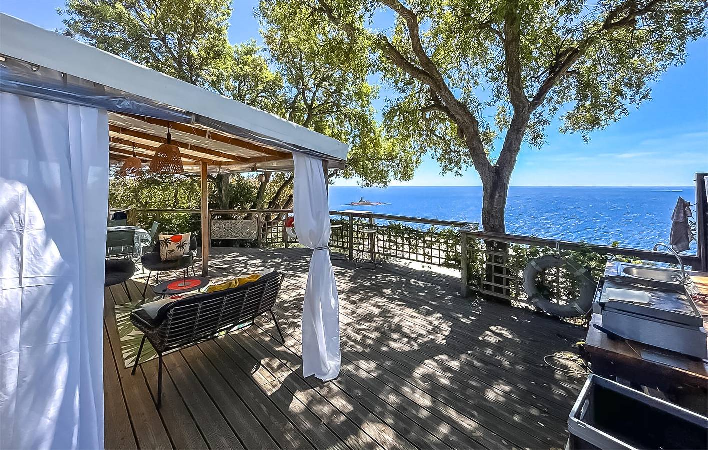 Mobil-home avec vue sur la mer, piscine et terrasse - À 2 km de la plage in Saint-Raphaël, Massif de l'Esterel