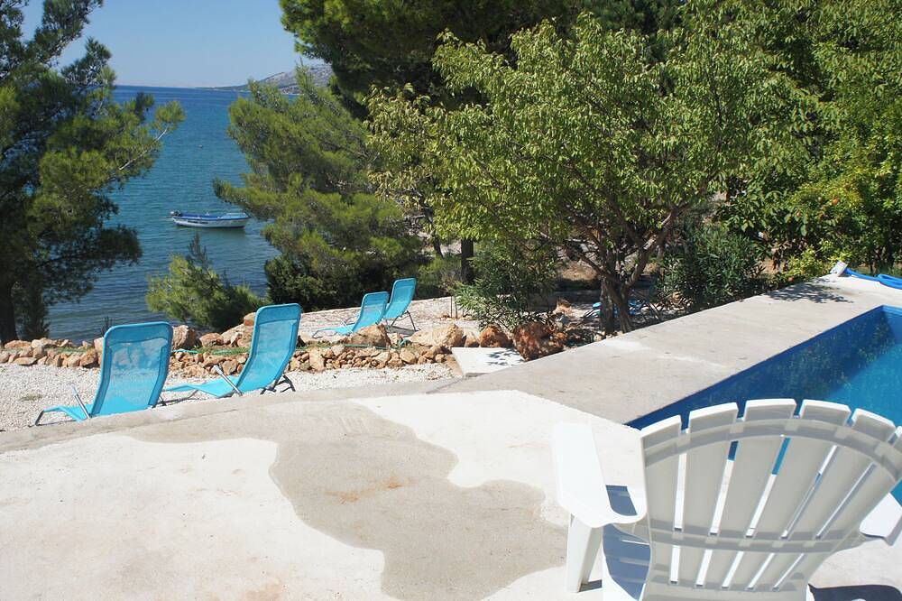  A P A R T M E N T - 7 7 Private beach & swimming pool  in Starigrad Paklenica, Starigrad