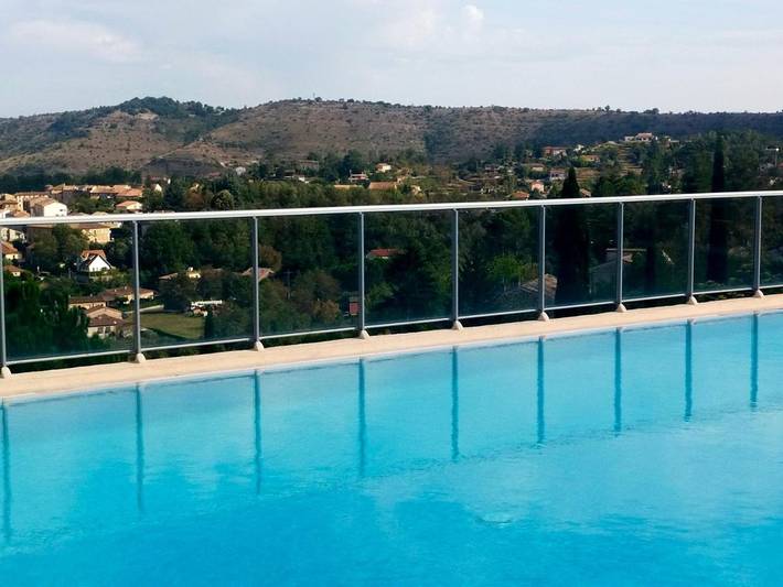 Maison de vacances pour 4 personnes, avec Terrasse et Jardin ainsi que Piscine et Vue à Joyeuse
